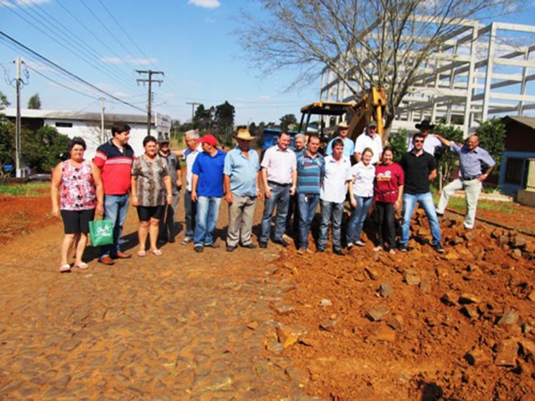 Veradores Aldemar Becker,Clarice Viola,Daniel Giacobo,Elton Ruths e Laureci Leal acompanham o inicio da revitalização de calçamento no Jardim Panorama.