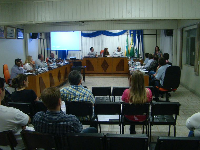 Fazendo história Legislativo aprova Lei,que autoriza Executivo doar imóvel a Câmara visando construção da sede própria.