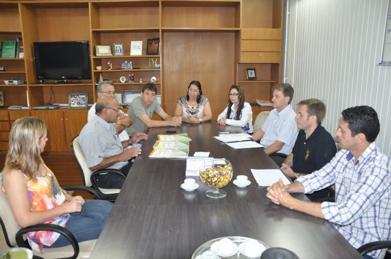 Vereadores participam de assinatura de contratos entre governo municipal e Caixa Econômica Federal,que irá contemplar agricultores com equipamentos e feirantes com um espaço adequado num investimento de mais de R$ 560 mil