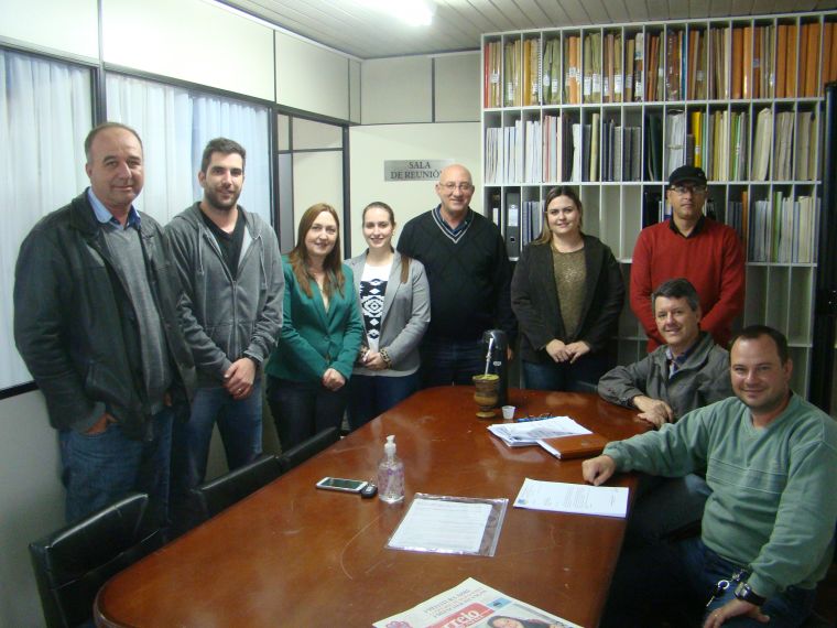 Vereadores recebem representantes da empresa Conrado Aliamentos Ltda