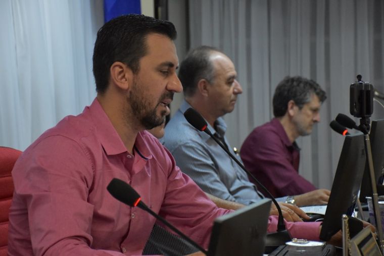 Professor Anderson solicita pedras irregulares e luminária para ruas do Água Verde