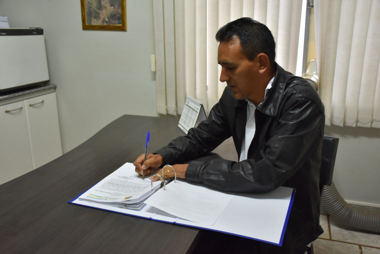 Valmir Sete requer construção de redutor de velocidade no bairro Água Verde